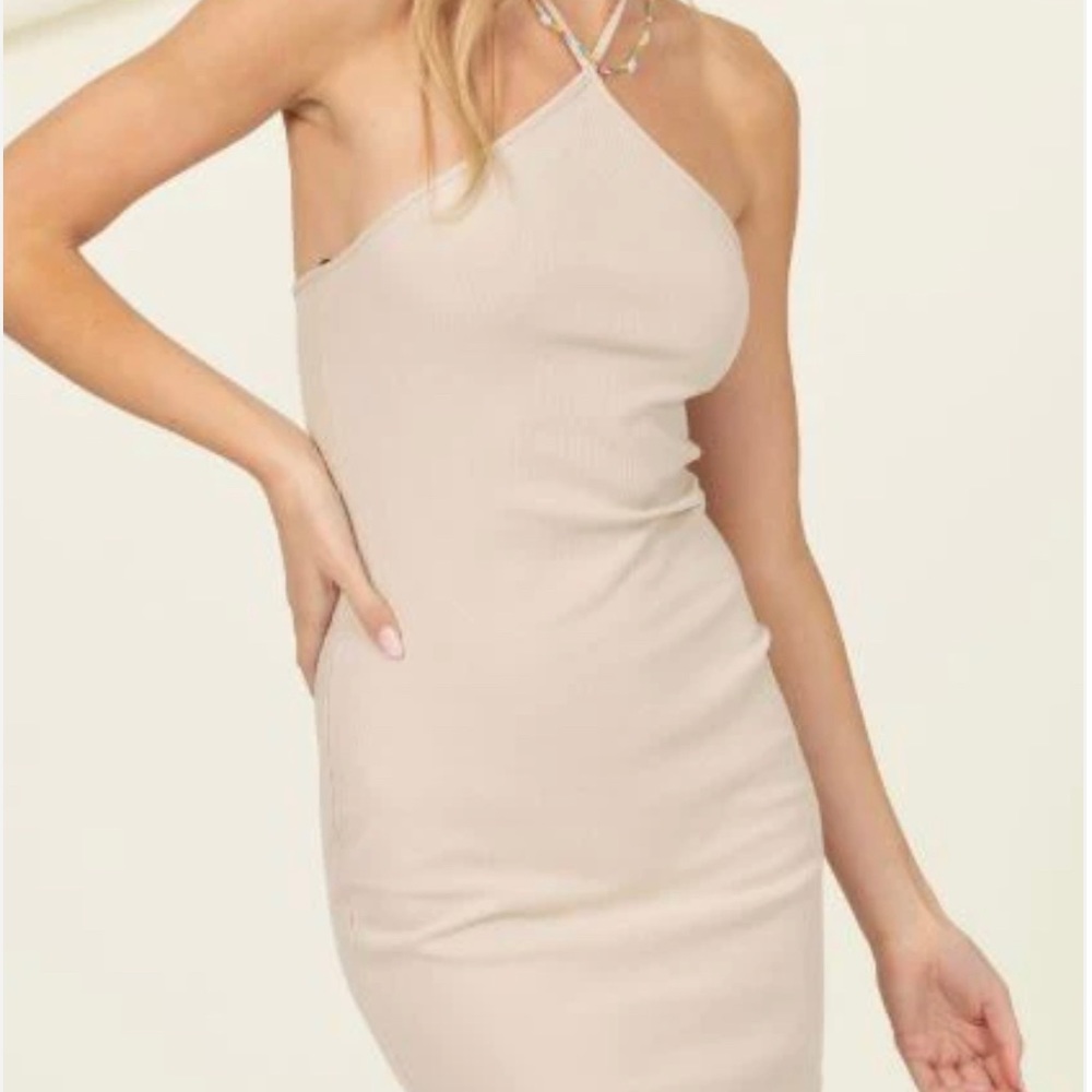 Halter Neck Mini Dress
Slim-Fitting Silhouette